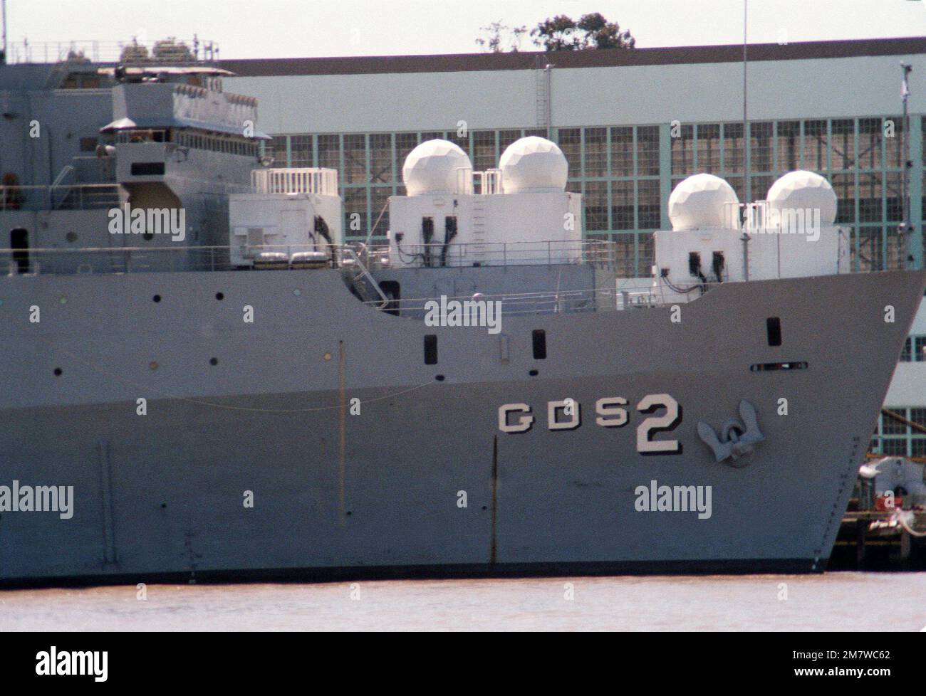 Vista a dritta della nave ausiliaria di appoggio per immersione profonda USS POINT LOMA (AGDS-2) dotata di Trident PACVANS (radomes Housing Telemetry), ormeggiata presso il cantiere navale di Mare Island. Base: Vallejo Stato: California (CA) Paese: Stati Uniti d'America (USA) Foto Stock