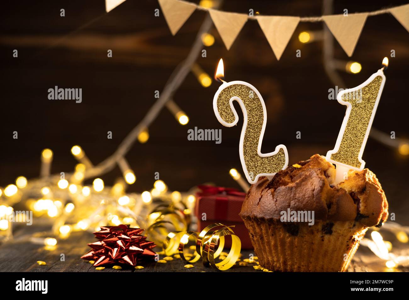 Decorazioni palloncino e una candela di compleanno felice con un numero in  una torta. Auguri di buon compleanno in colori rosa per una ragazza, spazio  copia. Muffin Foto stock - Alamy