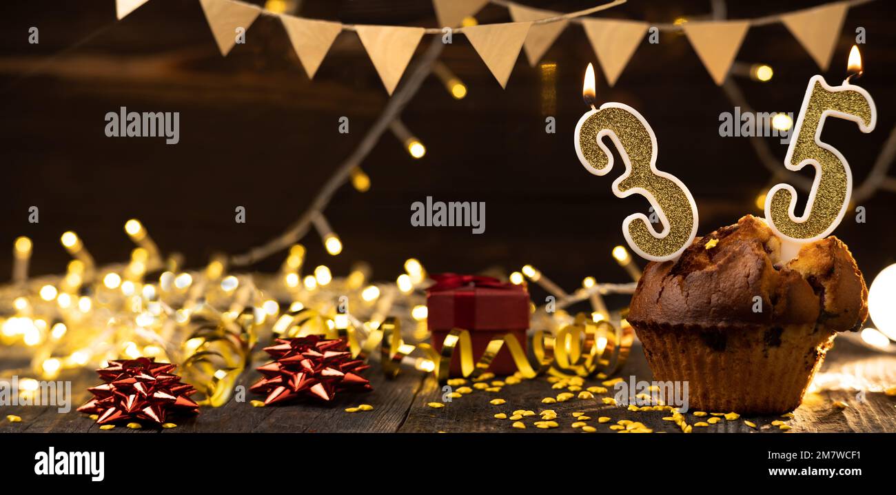 Festa di compleanno numero 7 candela con oro e argento palloncini Foto  stock - Alamy