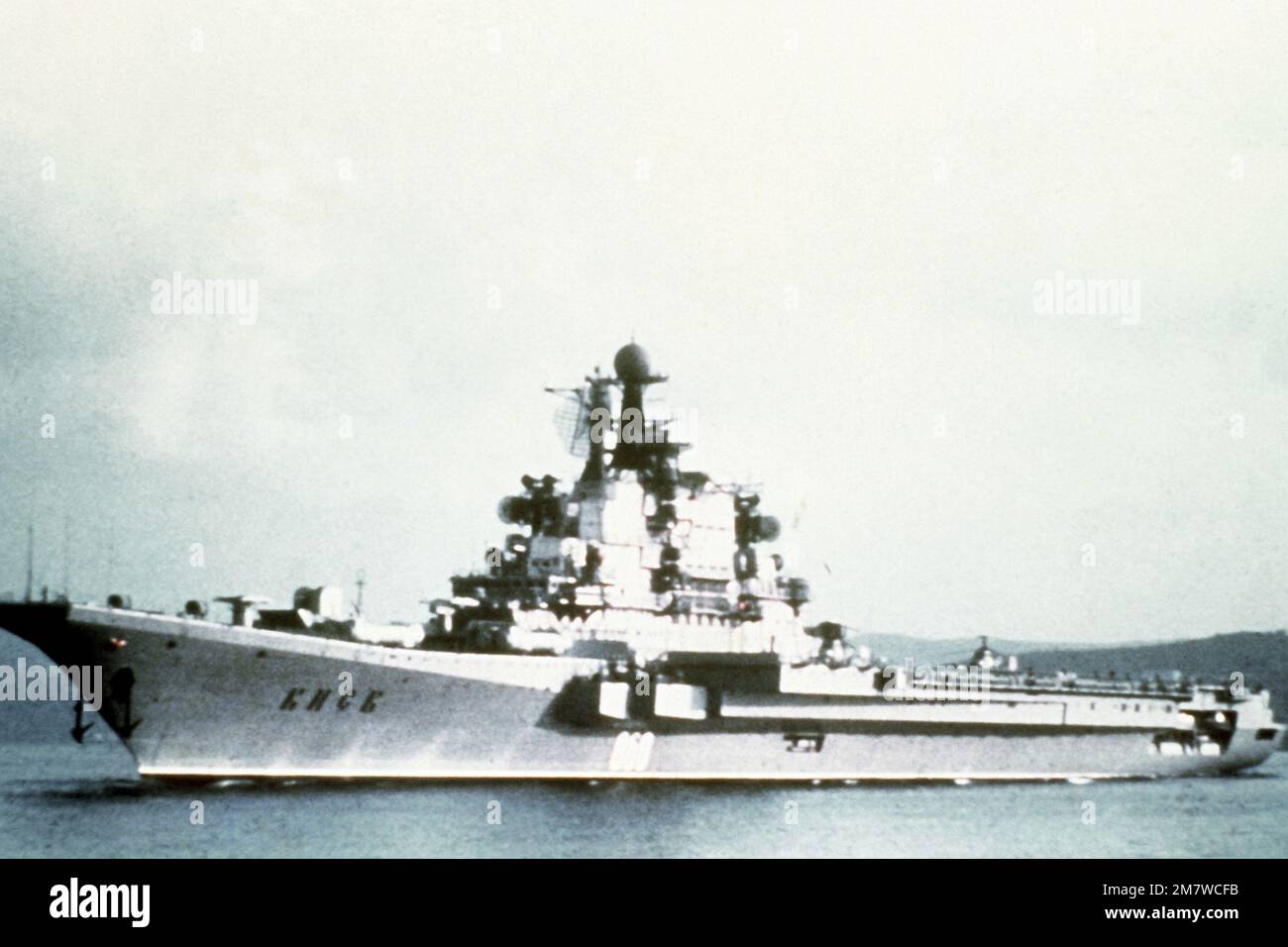 Vista del quarto porto del missile guidato sovietico V/STOL portaerei KIEV. Paese: Sconosciuto Foto Stock