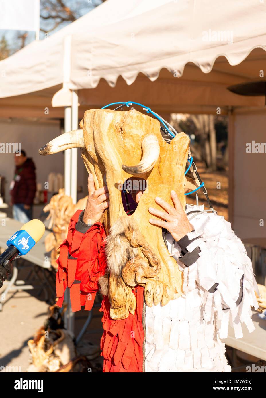 Kukeri maschera Maker presenta il suo lavoro a un festival Kukeri a Sofia, in Bulgaria Foto Stock