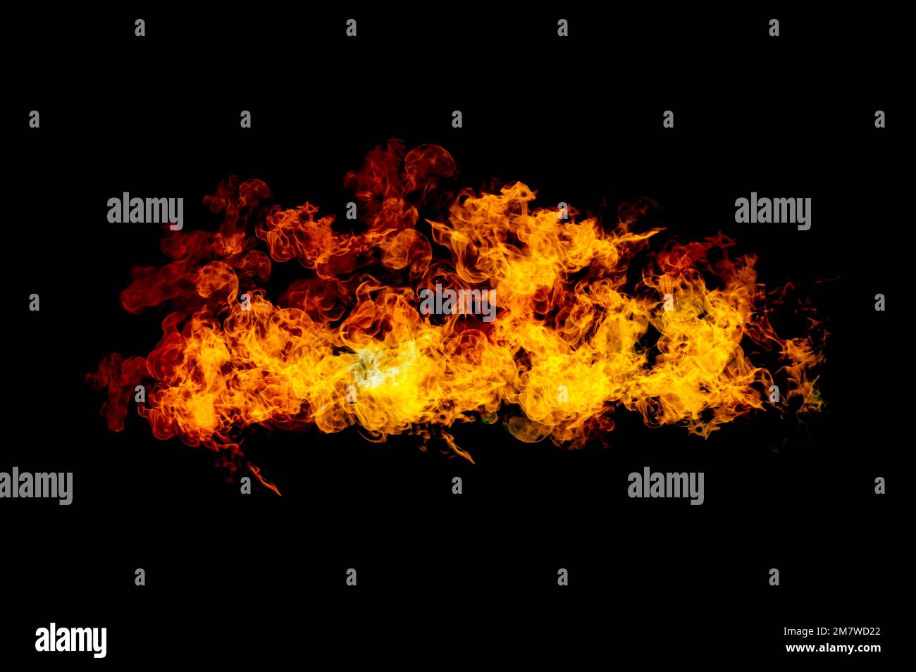 pila di fiamme su sfondo nero Foto Stock