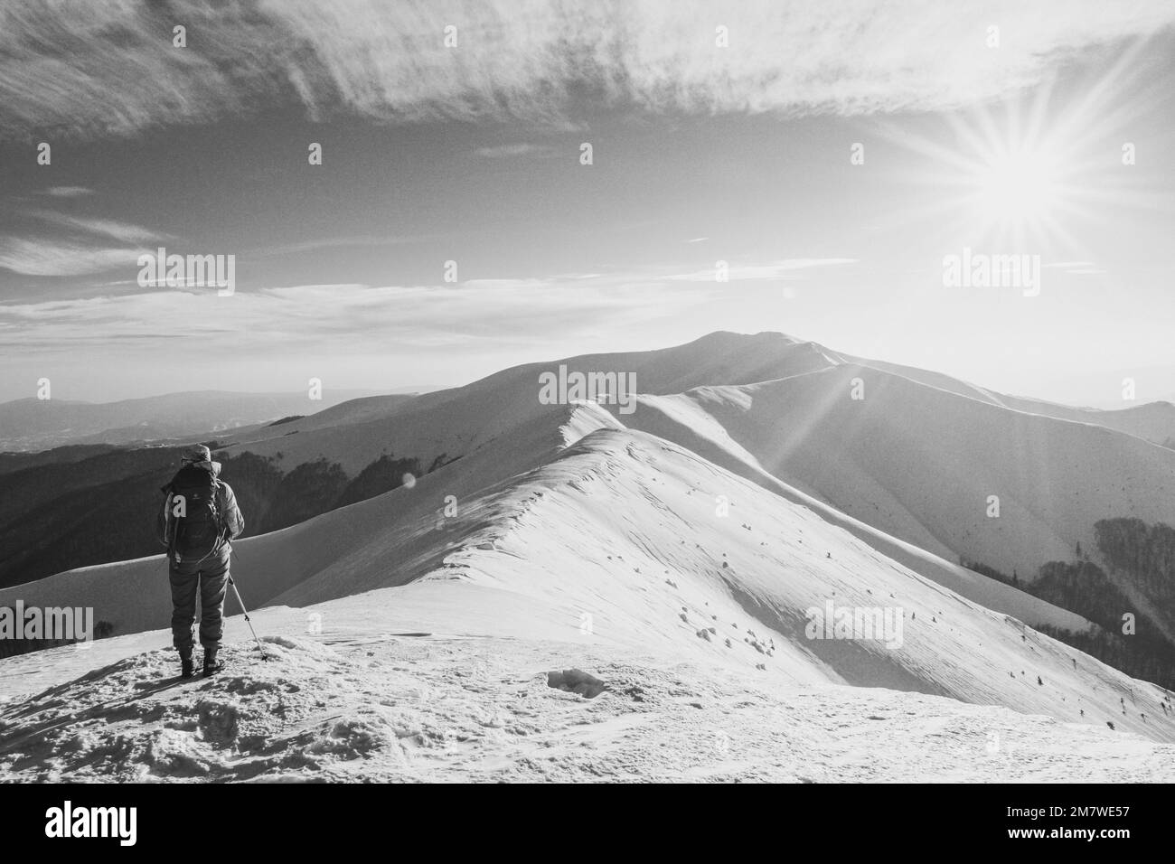 Foto paesaggio bianco e nero delle montagne carpazi Foto Stock