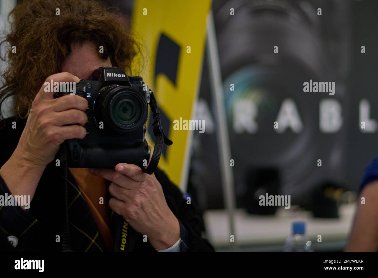 11.03.2022. Barcelona, ​​Spain, Woman testing the Nikon Z9 at the Nikon stand at Photoforum Fest 2022 Foto Stock