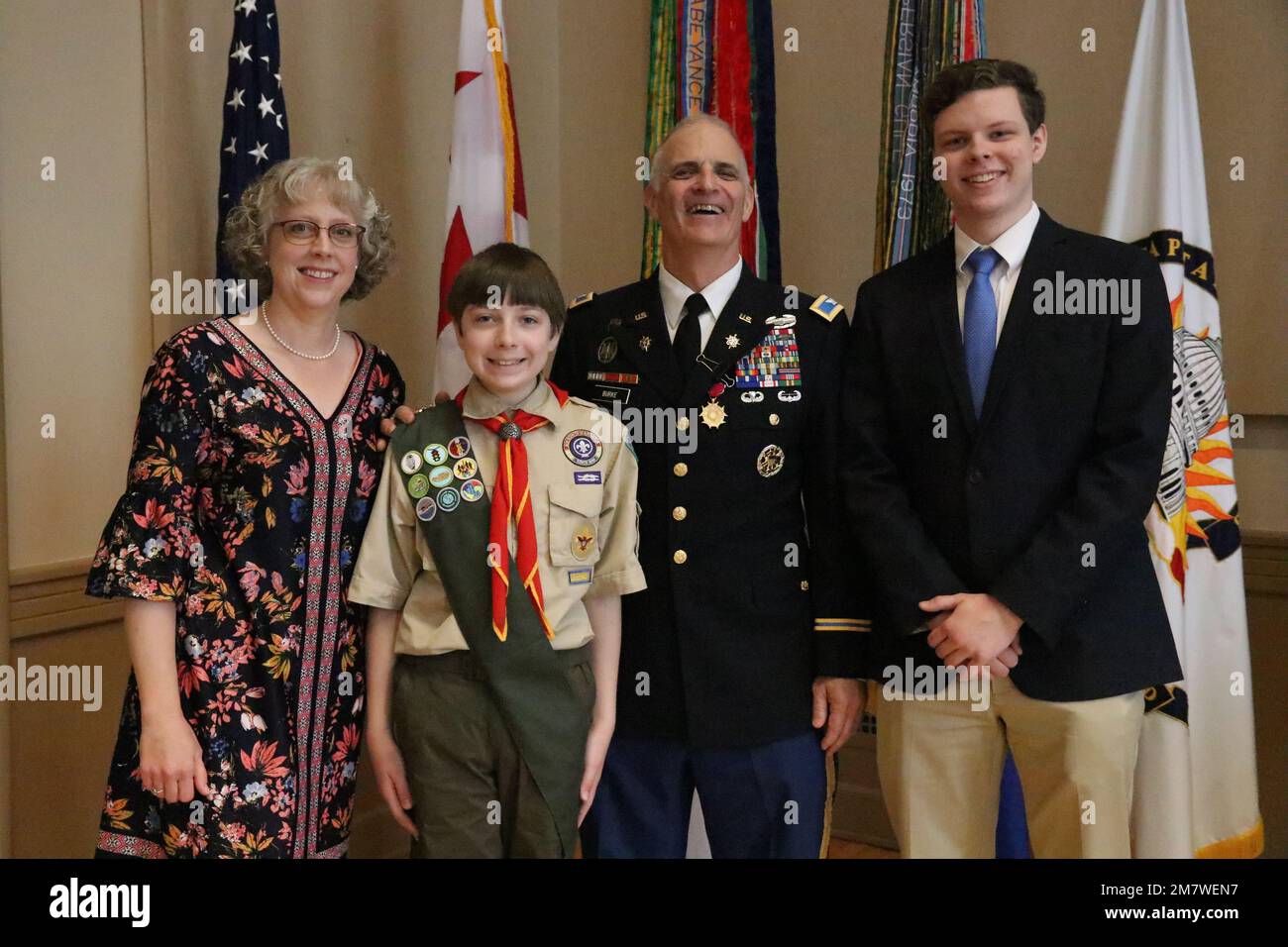 Il col. Jeffery Burke, ex capo della Divisione delle operazioni della Guardia Nazionale dell'Esercito, Multi-Agency Augmentation Command (MAC) D.C. Guardia Nazionale, in piedi con la sua famiglia alla sua cerimonia di pensionamento, maggio. 14, 2022 al D.C. Armory, Washington, D.C. Burke si ritira dopo 41 anni di servizio militare. Nella sua carriera militare, Burke ha servito tre anni come vicedirettore aggiunto per l'intelligenza nel Centro Nazionale delle operazioni congiunte e dell'intelligence al Pentagono Foto Stock