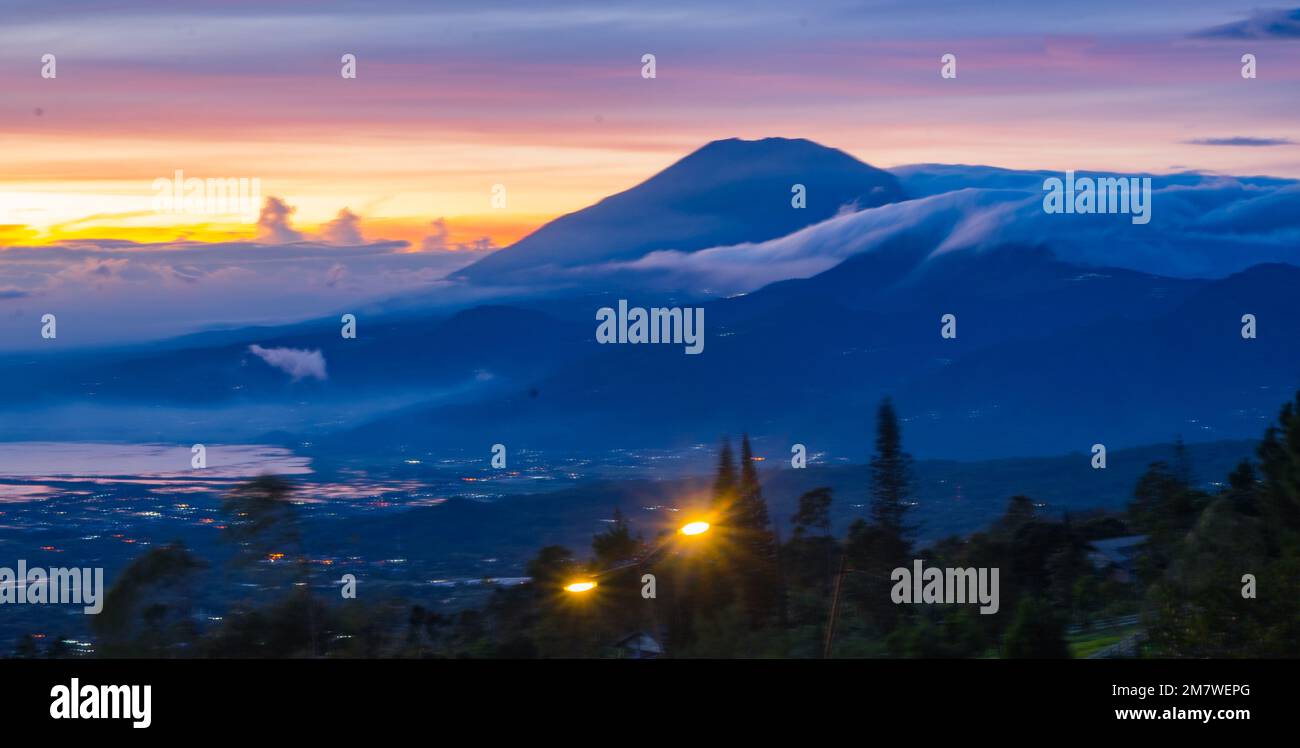 L'alba sopra il Rawapening con il monte Merbabu Central Java. Indonesia Foto Stock