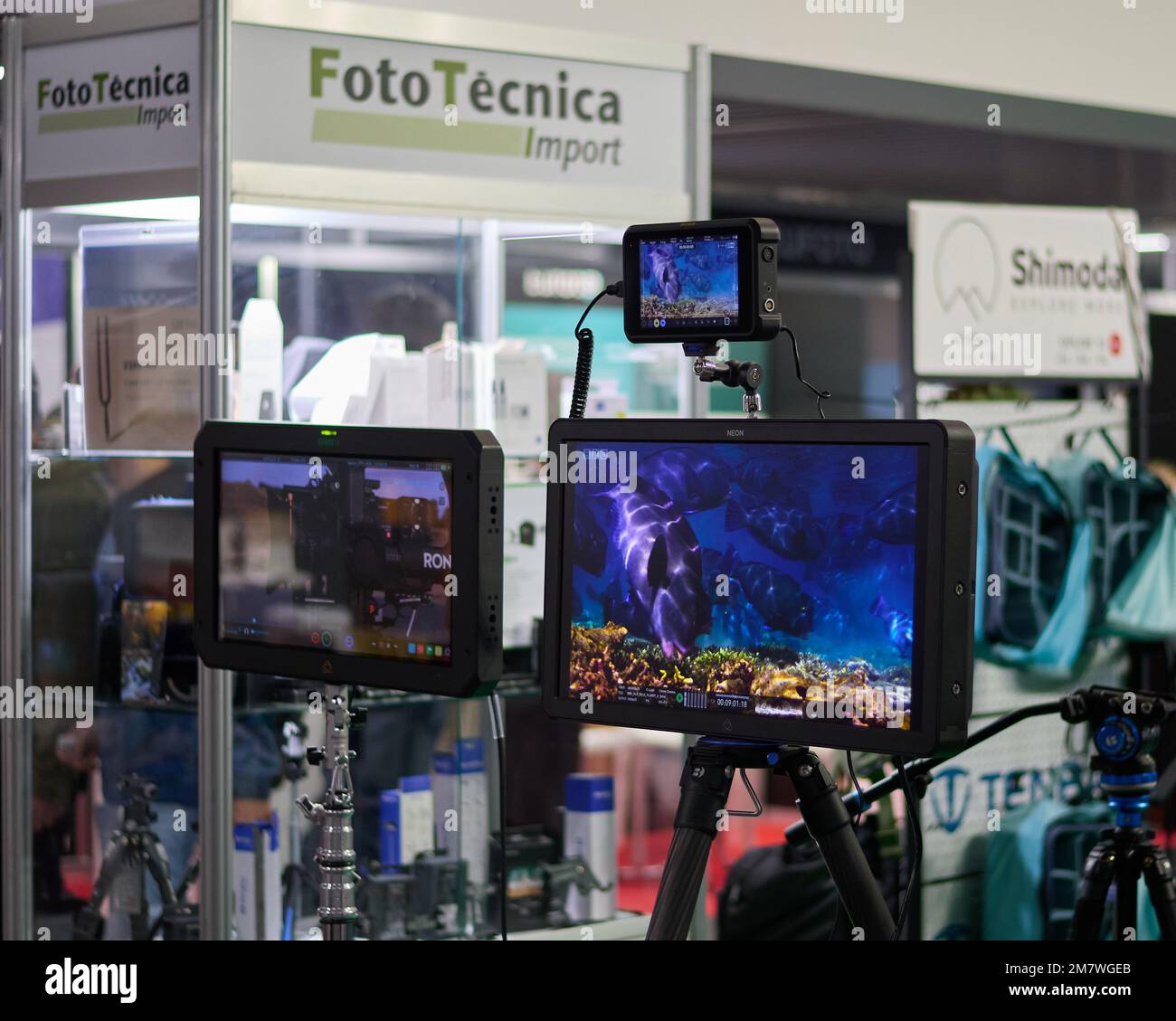 11.03.2022. Barcelona, ​​Spain, numerosi monitor esterni Atomos di diverse dimensioni presso lo stand Foto tecnica ultimo Photoforum Fest Foto Stock