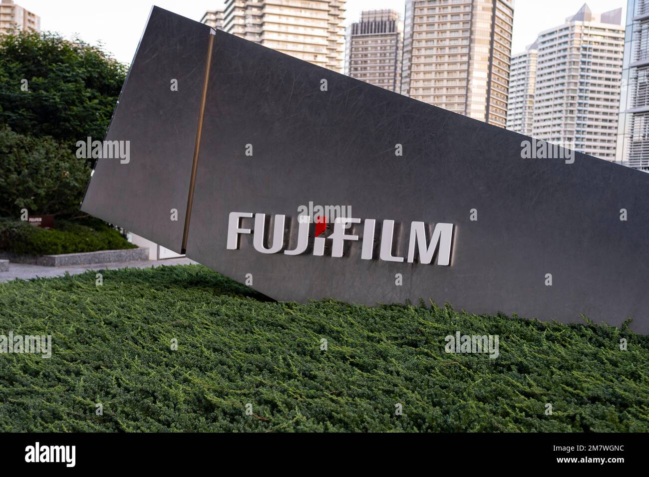 Yokohama, Kanagawa, Giappone. 5th Nov 2022. Fujifilm Headquarters.Fujifilm Holdings Corporation è una multinazionale giapponese di fotografia e imaging, nota per i suoi film fotografici, fotocamere e servizi di fotofinishing. L'azienda fornisce anche soluzioni tecnologiche nei settori dell'assistenza sanitaria, delle arti grafiche e dei documenti. L'attuale CEO è Kenji Sukeno. Fujifilm ha una vasta gamma di prodotti e servizi, che vanno dalla pellicola fotografica tradizionale alla tecnologia digitale all'avanguardia. L'azienda ha diversificato il proprio business e si è ampliata in settori quali farmaceutico, grafico sy Foto Stock