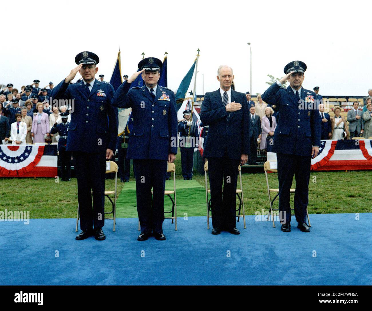 Da sinistra a destra GEN Lew Allen, capo di stato maggiore dell'aeronautica, GEN Robert C. Mathis, Verne Orr, segretario dell'aeronautica e GEN David C. Jones sono presenti durante la cerimonia di ritiro di GEN Mathis. Base: Bolling Air Force base Stato: District of Columbia (DC) Paese: Stati Uniti d'America (USA) Foto Stock