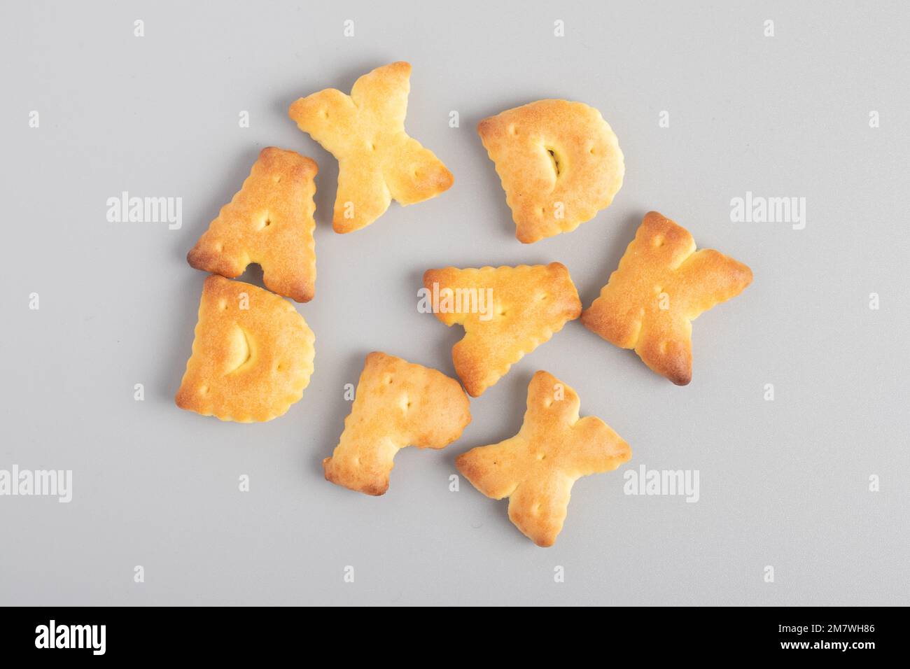 Lettera inglese snack di pane su sfondo grigio Foto Stock
