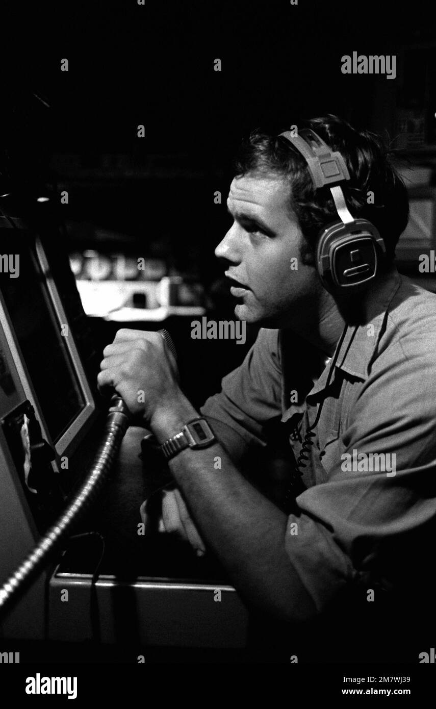 Sonar Technician (Surface) 2nd Class Donald Arbo monitora lo scanner sonar nella sala di controllo sonar del cacciatorpediniere della classe Spruance USS CUSHING (DD 985). Paese: Sconosciuto Foto Stock
