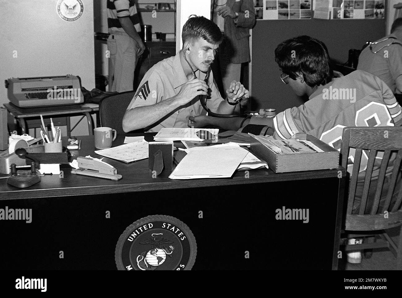 SGT Steve Sizemore dalla sede centrale, 12th Marine Corps District, prende la pressione sanguigna di Henry Calibozo, un candidato per il programma Devil Pup. Base: Treasure Island Stato: California (CA) Paese: Stati Uniti d'America (USA) Foto Stock