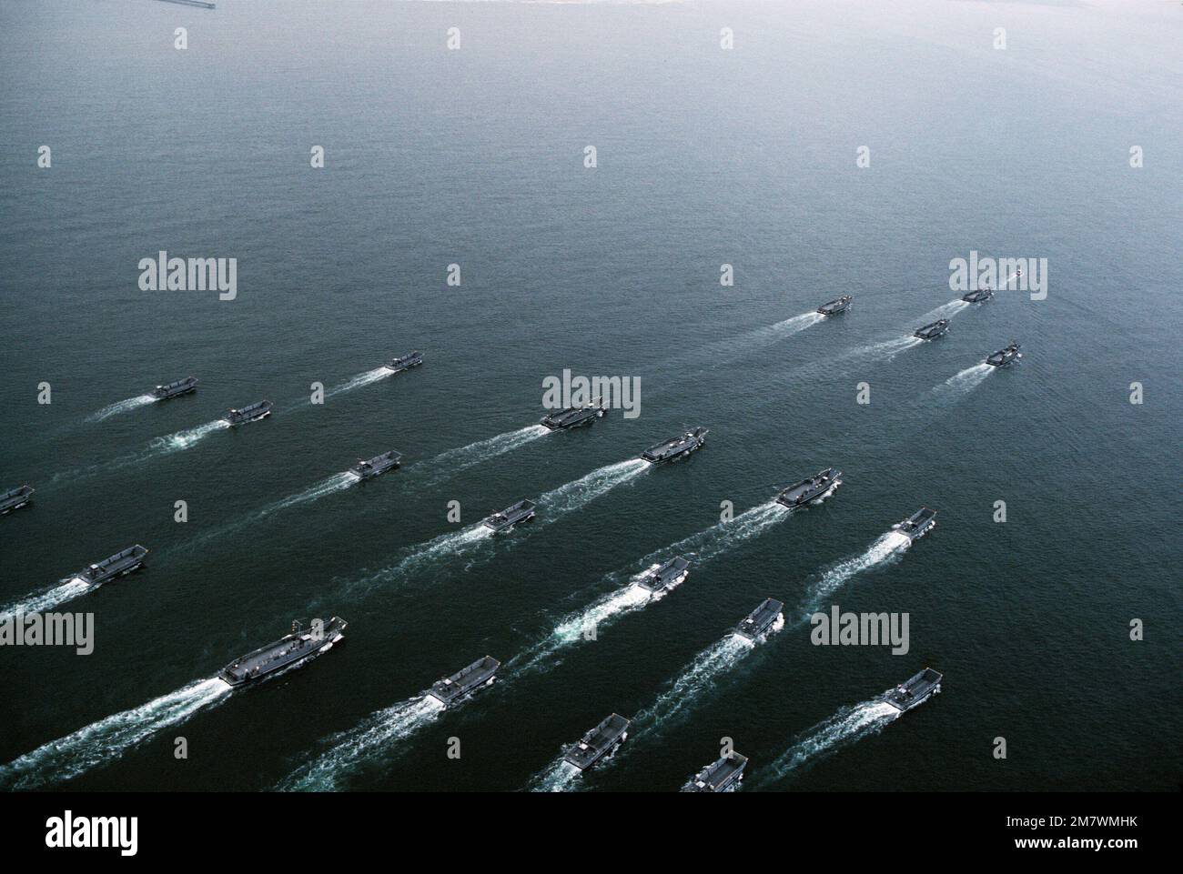 Una vista aerea a dritta di un quarto dell'imbarcazione di servizio e di un'imbarcazione di atterraggio meccanizzata collegata all'unità 1 dell'Assault Craft (ACU-1) durante un atterraggio di pratica nell'area Silver Strand di North Island. Base: San Diego Stato: California (CA) Paese: Stati Uniti d'America (USA) Foto Stock