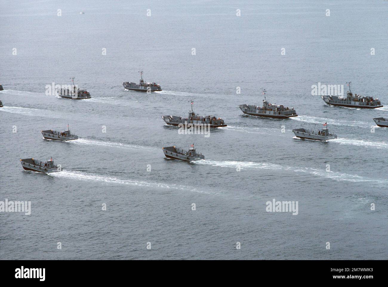 Una vista aerea del quarto porto di navi di servizio e di atterraggio meccanizzato collegate all'unità 1 dell'Artigianato d'Assalto (ACU-1) durante un atterraggio nella zona di Silver Strand dell'Isola del Nord. Base: San Diego Stato: California (CA) Paese: Stati Uniti d'America (USA) Foto Stock