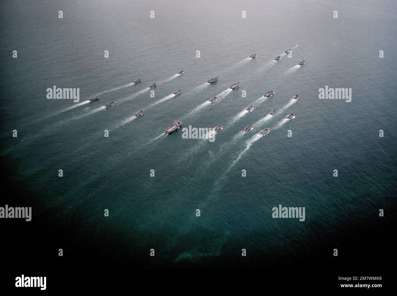 Una vista aerea a dritta di un quarto di imbarcazione di servizio e di atterraggio meccanizzato collegata all'unità di Artigianato di Assalto uno (ACU-1) durante un atterraggio di pratica nell'area di Silver Strand dell'Isola del Nord. Base: San Diego Stato: California (CA) Paese: Stati Uniti d'America (USA) Foto Stock
