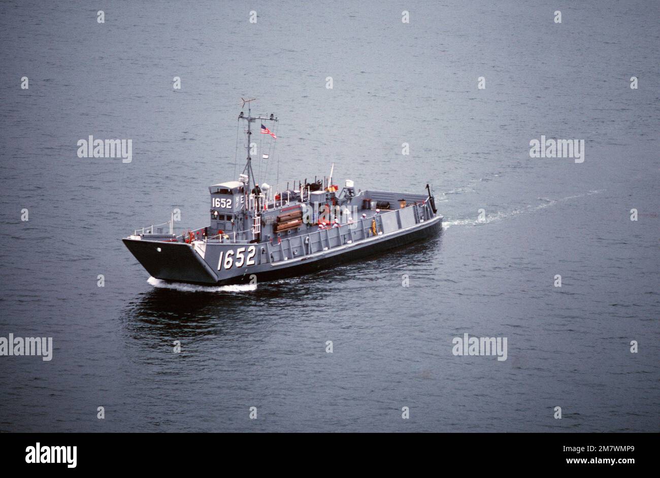 Una vista aerea di prua del porto dell'imbarcazione di sbarco (LCU-1652) fissata all'unità di Artigianato d'Assalto 1 (ACU-1) durante un atterraggio di prova nell'area di Silver Strand dell'Isola del Nord. Base: San Diego Stato: California (CA) Paese: Stati Uniti d'America (USA) Foto Stock