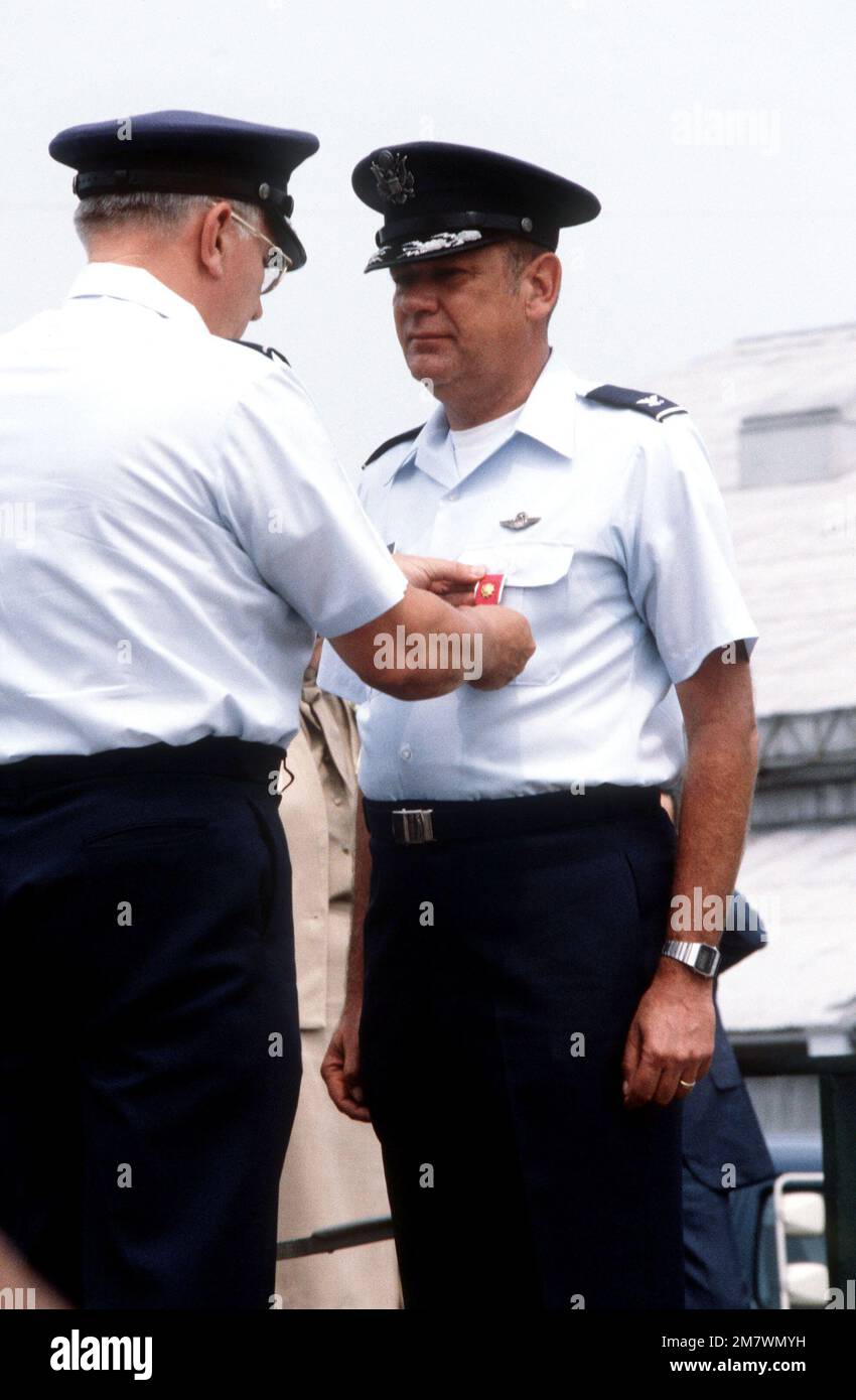 Colonnello (col) Robert N. Clark riceve la Legione del merito dal maggiore generale Donald W. Bennett, comandante dell'aeronautica militare 22nd, durante la cerimonia del cambio di comando per il gruppo di sollevamento aereo tattico 316th. COL Lowell G. Padri succederà col Clark come il 316th TAG comandante ufficiale. Base: Yokota Air base Paese: Giappone (JPN) Foto Stock