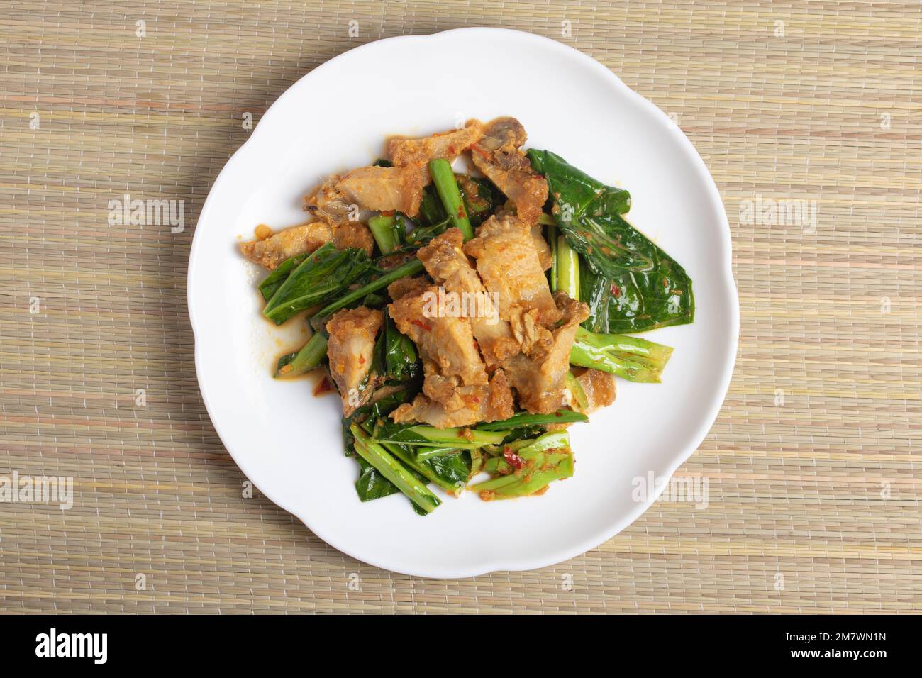 Mescolare il panino croccante di maiale fritto con la pasta di Kale e Chili Foto Stock