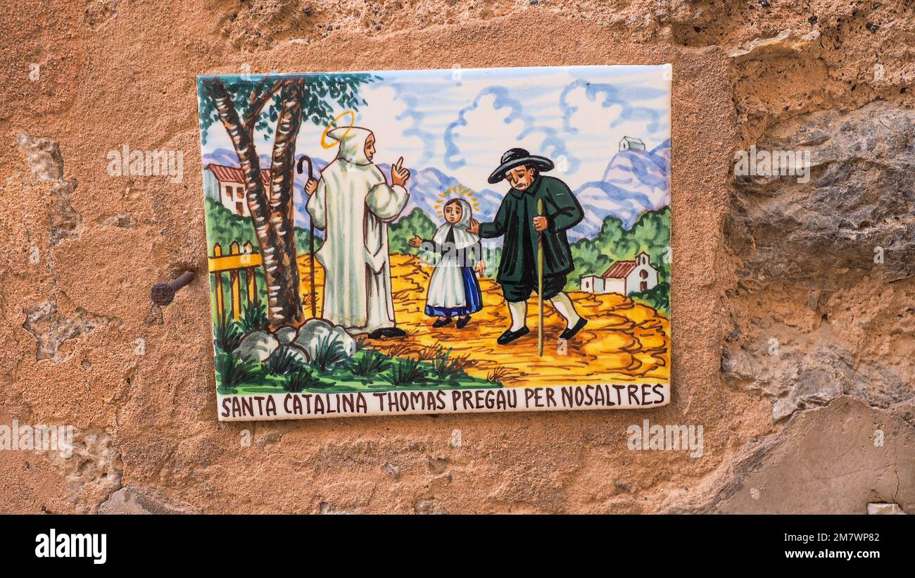 Piastrelle splendidamente dipinte di patrono san Catalina Thomas nel villaggio di montagna Valldemossa, Maiorca, Spagna Foto Stock