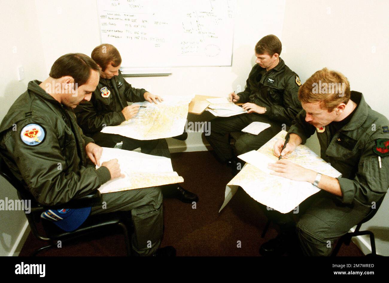 Un briefing pilota ha luogo con i membri del 183rd Tactical Fighter Group durante l'esercizio Coronet Brave. Soggetto operativo/Serie: CORONET BRAVE base: RAF Finningley Paese: Inghilterra / Gran Bretagna (ENG) Foto Stock