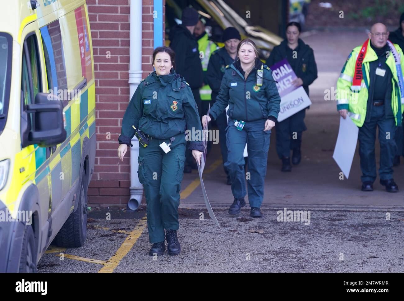 I lavoratori dell'ambulanza sulla linea del picket fuori dalla stazione di ambulanza di Longley a Sheffield, mentre i membri dei sindacati di Unison e GMB intraprendono l'azione di sciopero sopra la paga e le condizioni che interesseranno le chiamate non-life-threatening. Data immagine: Mercoledì 11 gennaio 2023. Foto Stock