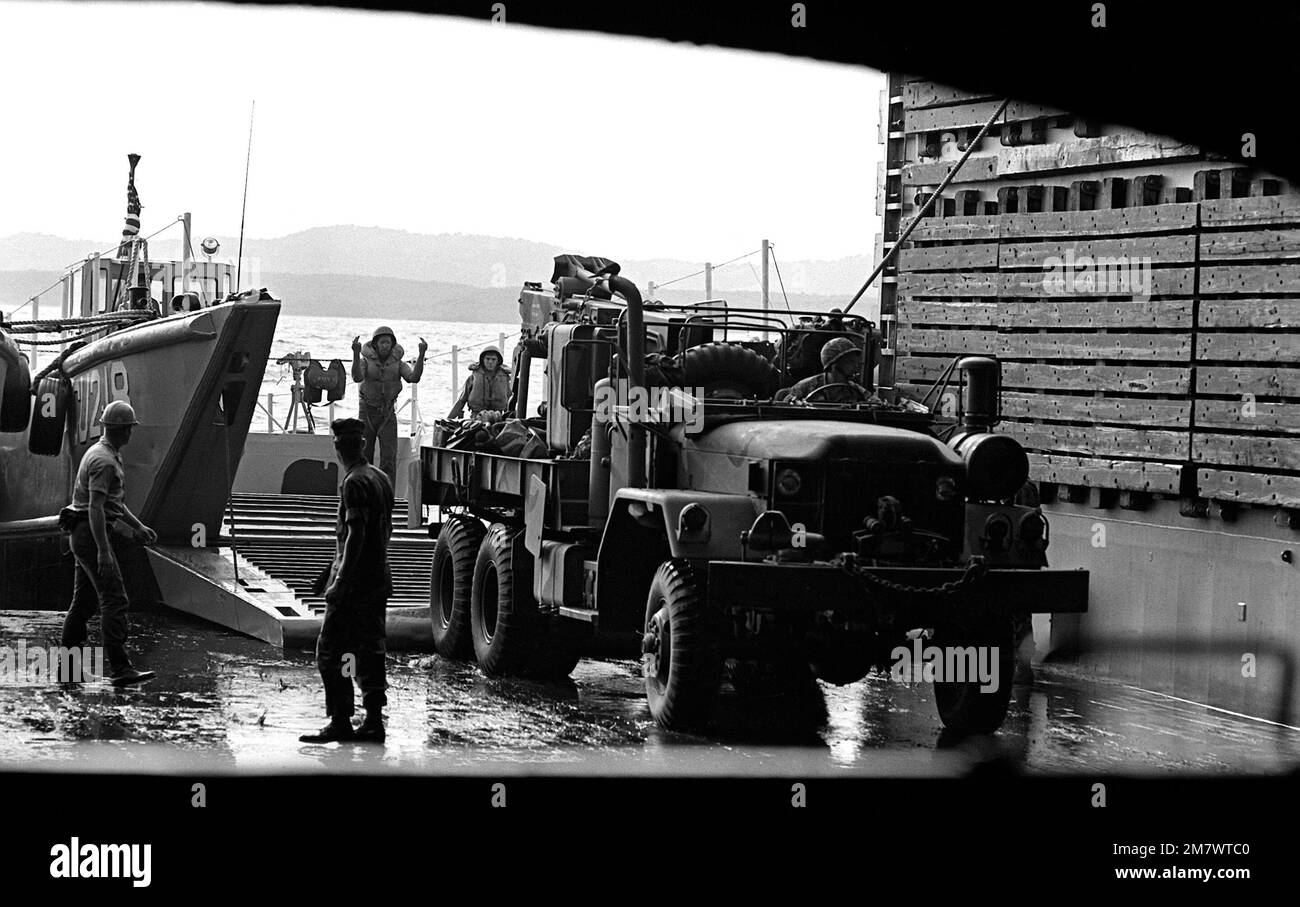 Un autocarro da carico M-35 è supportato da un'imbarcazione di atterraggio meccanizzata (LCM) dalla nave di sbarco USS PORTLAND (LSD-37) in preparazione di un atterraggio sull'isola di Vieques, Porto Rico. Gli uomini e le attrezzature fanno parte dell'operazione Unitas XXIII. Oggetto operazione/Serie: UNITAS XXIII Paese: Mar dei Caraibi Foto Stock