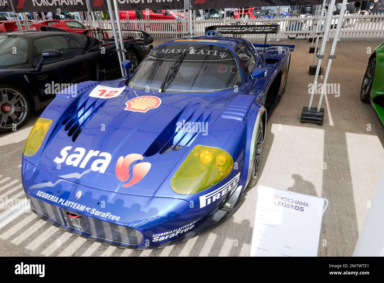 Vista frontale di tre quarti di una Maserati MC12 GT1, in mostra al Yokohama Supercar Paddock, al Silverstone Classic 2022 Foto Stock