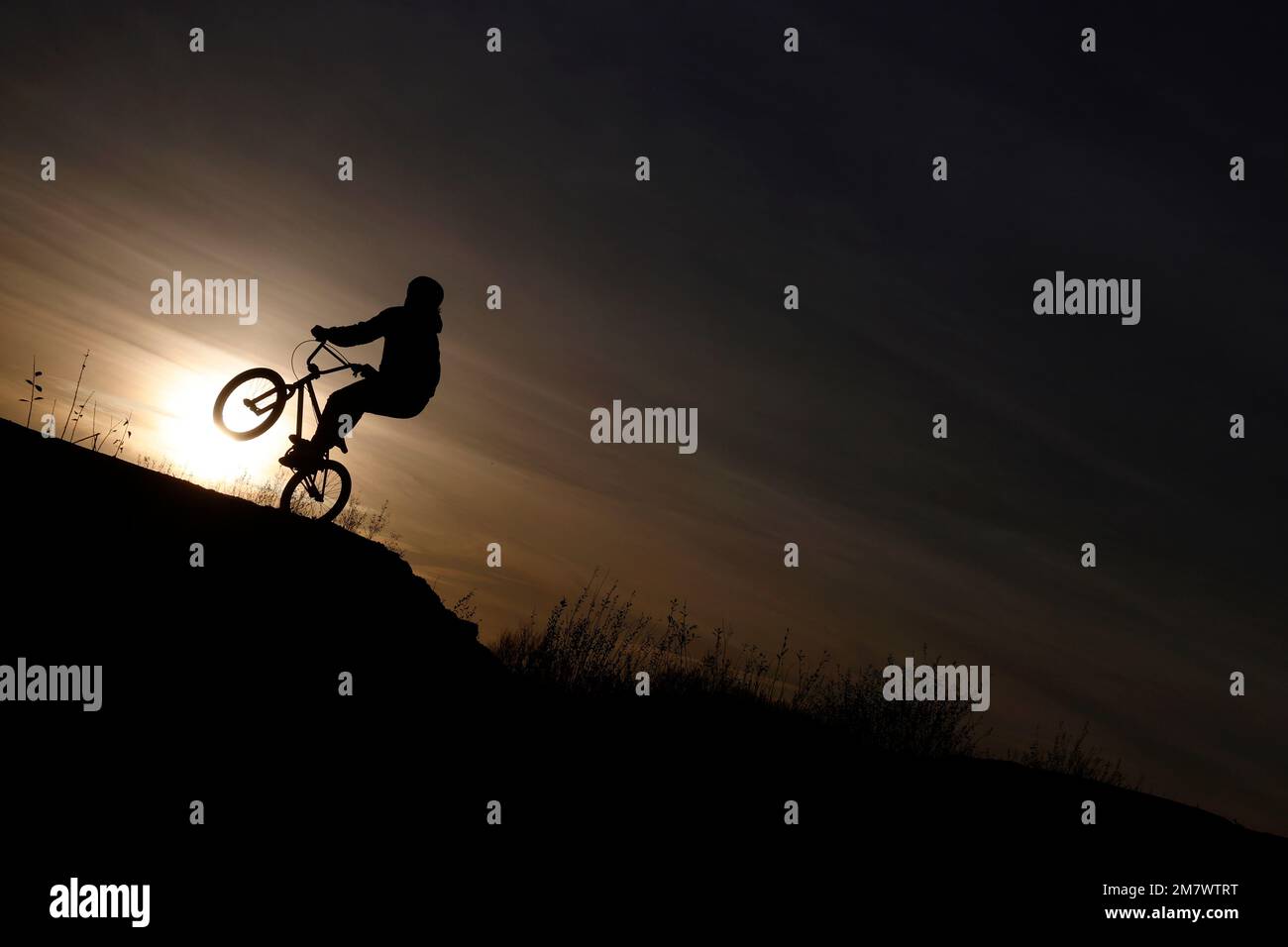 La gente salta le loro mountain bike ad un BMX e pompa pista a Fleet, Hampshire. Foto Stock