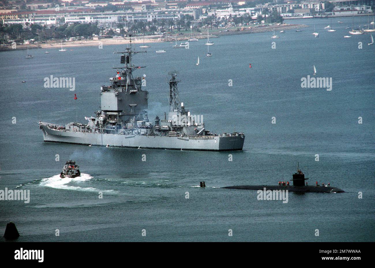 Vista a dritta del sottomarino di attacco nucleare di classe Los Angeles USS LA JOLLA (SSN-701) in uscita dal porto. Sullo sfondo è l'incrociatore missilistico guidato a propulsione nucleare USS LONG BEACH (CGN-9). Base: San Diego Stato: California (CA) Paese: Stati Uniti d'America (USA) Foto Stock