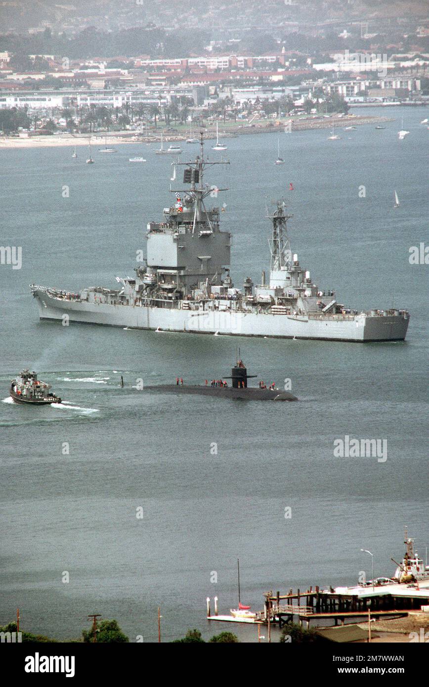 Una vista a dritta del sottomarino di attacco nucleare di classe Los Angeles USS LA JOLLA (SSN-701) in uscita dal porto. Sullo sfondo è l'incrociatore missilistico guidato a propulsione nucleare USS LONG BEACH (CGN-9). Base: San Diego Stato: California (CA) Paese: Stati Uniti d'America (USA) Foto Stock