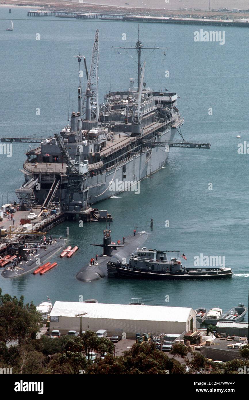 Il grande porto Tug YTB-826 spinge il sottomarino di attacco nucleare della classe Los Angeles USS LA JOLLA (SSN-701) nel suo ormeggio. Sullo sfondo è una gara sottomarina. Base: San Diego Stato: California (CA) Paese: Stati Uniti d'America (USA) Foto Stock