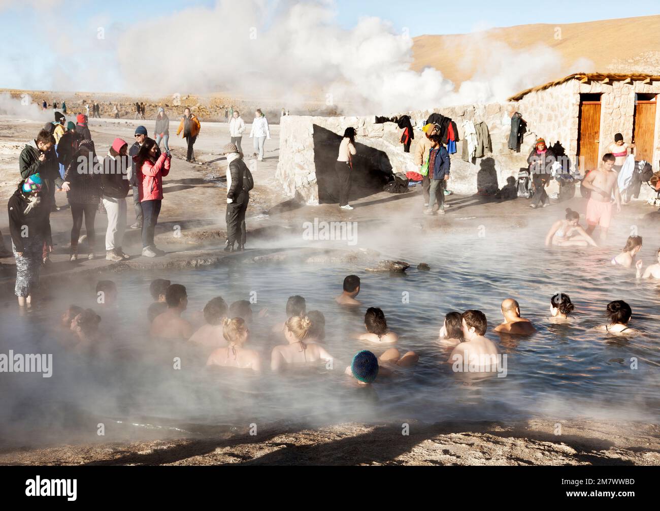 SAN PEDRO DE ATACAMA-16 settembre 2014: Persone non identificate bagnano nelle acque termali dei geyser El Tatio il 25 settembre 2014 San Pedro de Atacama Foto Stock