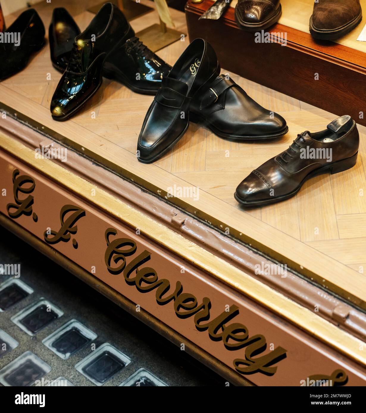 Vetrata di George Cleverley, calzolaio su misura di fascia alta, nella Royal Arcade, Old Bond St, Londra Foto Stock