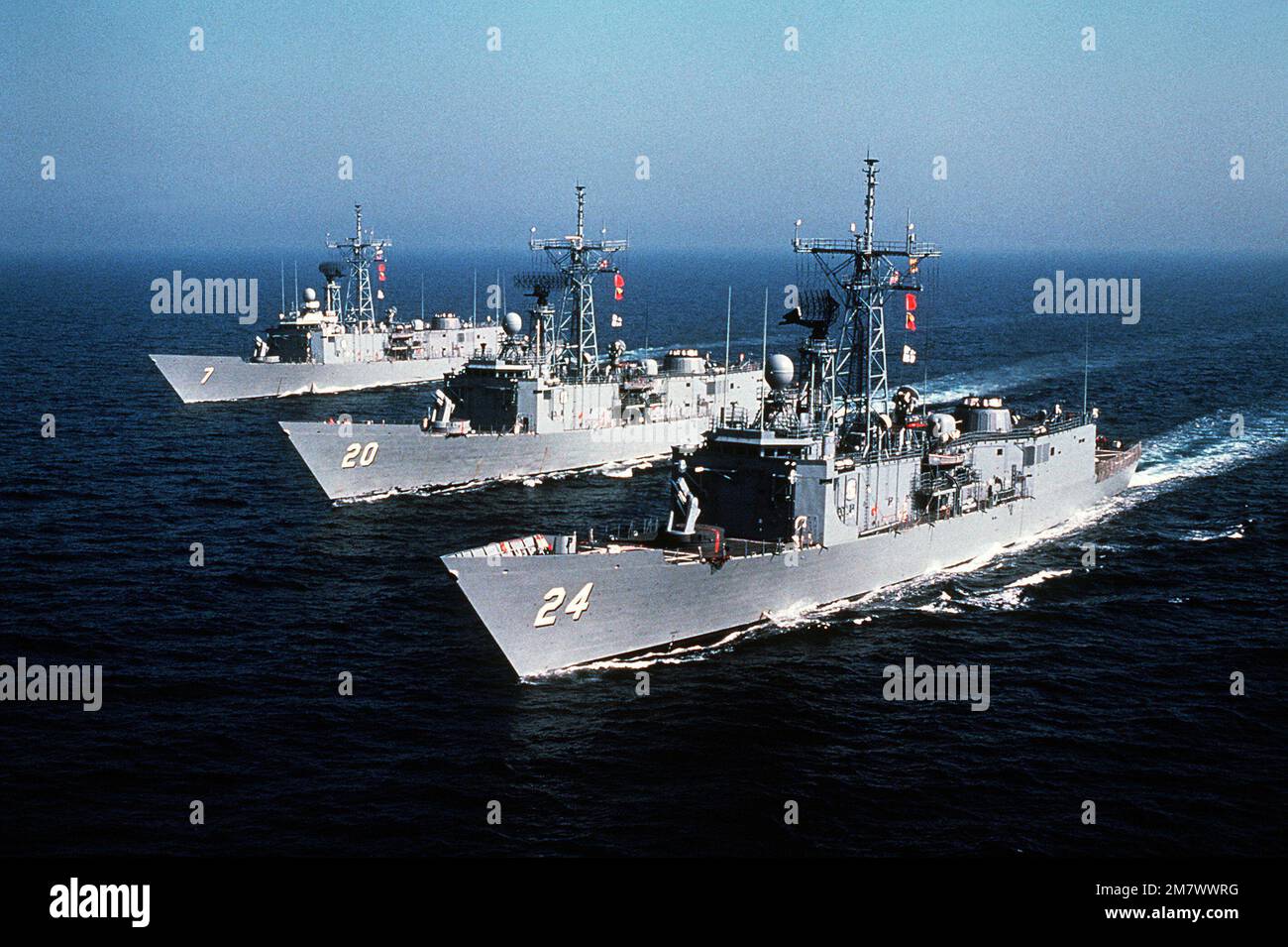 Una vista di prua del porto di tre fregate missilistiche guidate: USS OLIVER HAZARD PERRY (FFG-7), USS ANTRIM (FFG-20) e USS JACK WILLIAMS (FFG-24) in corso. Paese: Oceano Atlantico (AOC) Foto Stock