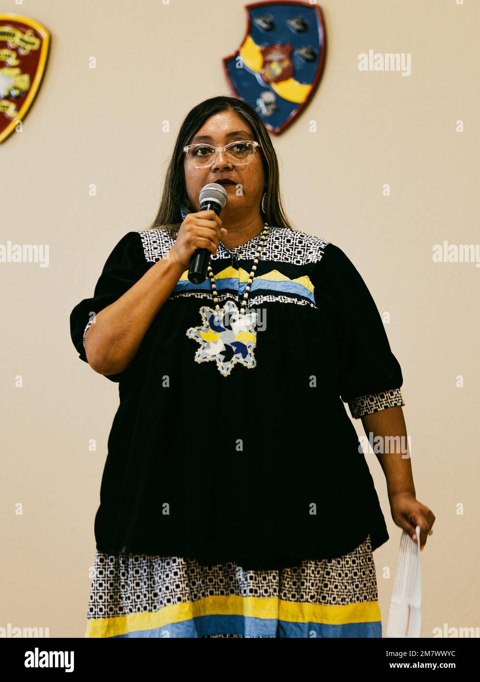 Valerie Key-Cheney, consigliera del distretto di Peridot, dà le sue osservazioni al pubblico durante la cerimonia di dedicazione del Michael A. noline Community Building, onorando il PFC. Michael A. noline alla riserva indiana Apache di San Carlos, Arizona, 14 maggio 2022. Noline, un membro della tribù Apache di San Carlos, che ha servito come un equipaggio di veicoli blindati leggeri (LAV) per 3rd Battaglione di fanteria blindata leggera, è stato ucciso in azione a sostegno dell'operazione Desert Storm, 26 gennaio 1991. Foto Stock