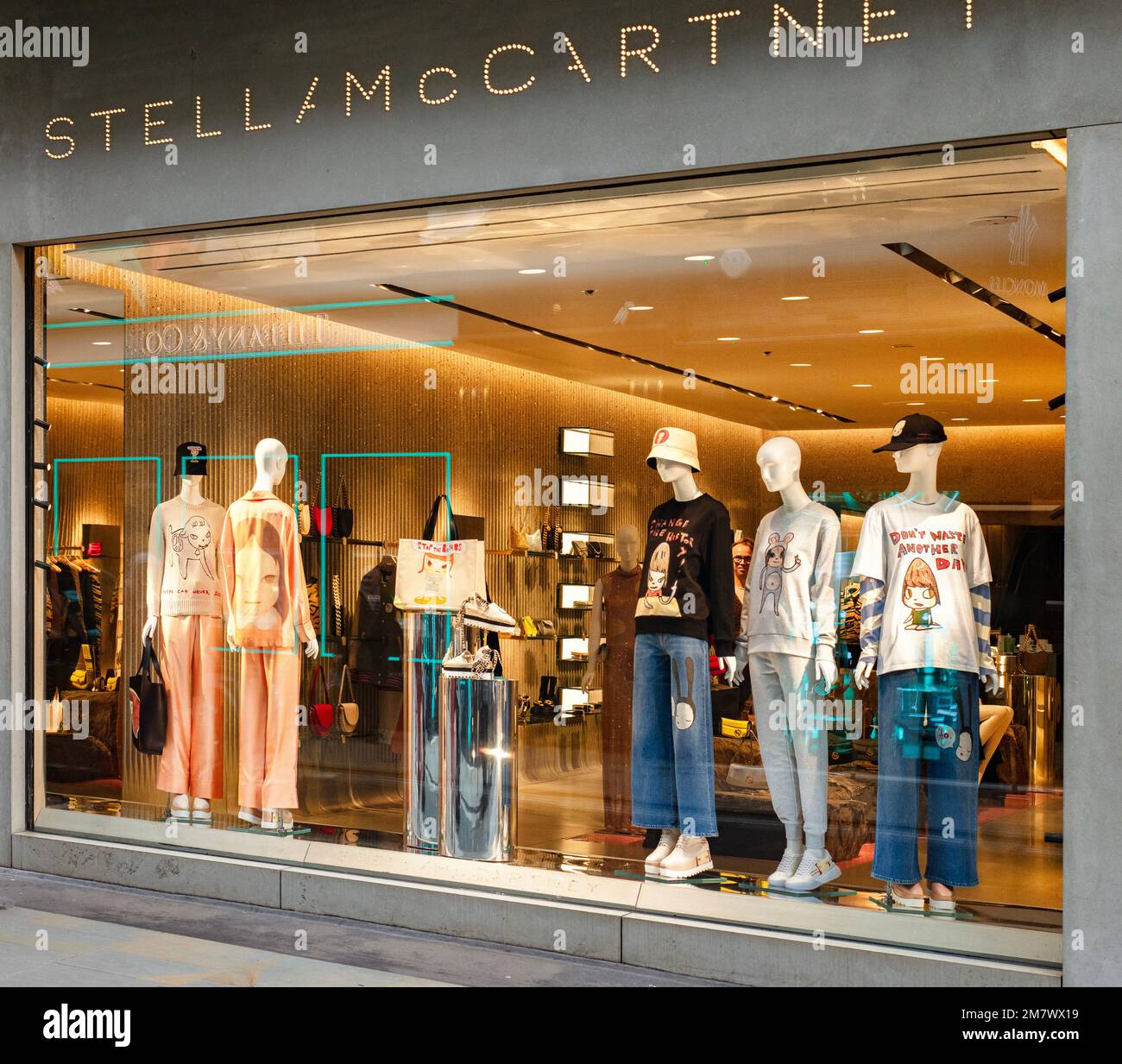 Stell McCartney Storefront/vetrine/Visual merchandising New Bond St store, un business di lusso, ricco, di lusso Foto Stock