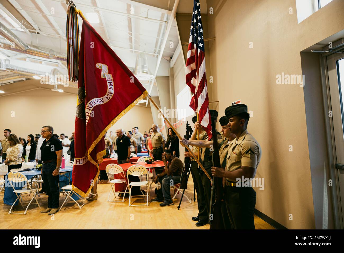 STATI UNITI Marines con 3rd Battaglione di ricognizione con armatura leggera, 1st divisione Marina, presenta i colori per la riproduzione di tap durante la cerimonia di dedicazione del Michael A. noline Community Building, onorando il PFC. Michael A. noline, un membro caduto del loro battaglione alla riserva indiana di San Carlos Apache, Arizona, maggio 14, 2022. Noline, un membro della tribù Apache di San Carlos, che ha servito come un equipaggio di veicoli blindati leggeri (LAV) per 3rd Battaglione di fanteria blindata leggera, è stato ucciso in azione a sostegno dell'operazione Desert Storm, 26 gennaio 1991. Foto Stock