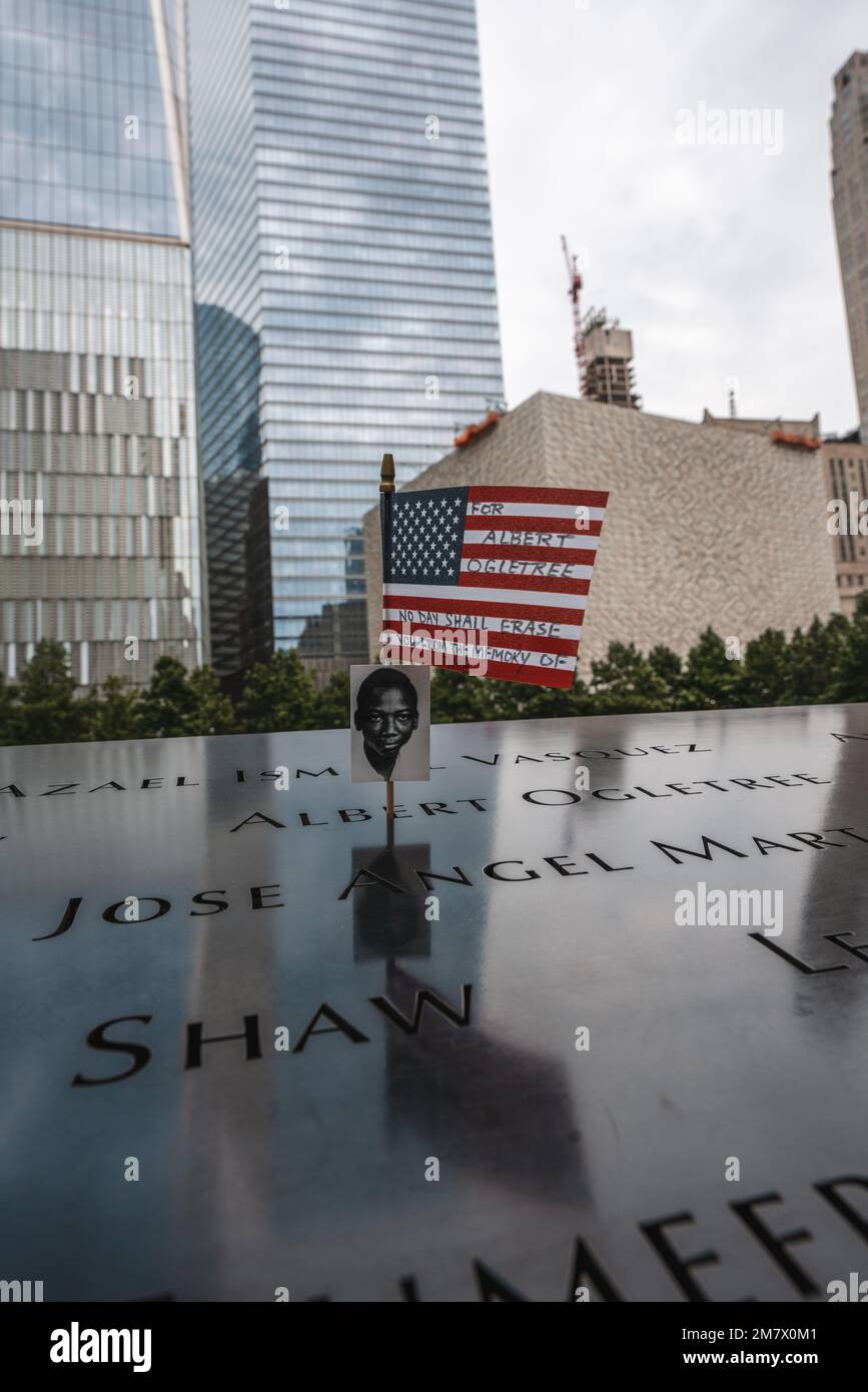 Una foto verticale della bandiera degli Stati Uniti con una foto di Albert Ogletree al monumento commemorativo del World Trade Center. Foto Stock