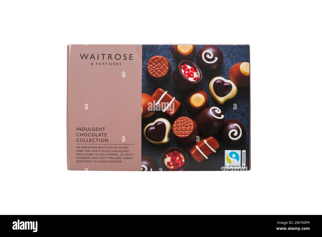 Waitrose Indulgent Chocolate Collection un'irresistibile selezione di 16 cioccolatini ripieni di latte, bianco e scuro da Waitrose su sfondo bianco Foto Stock