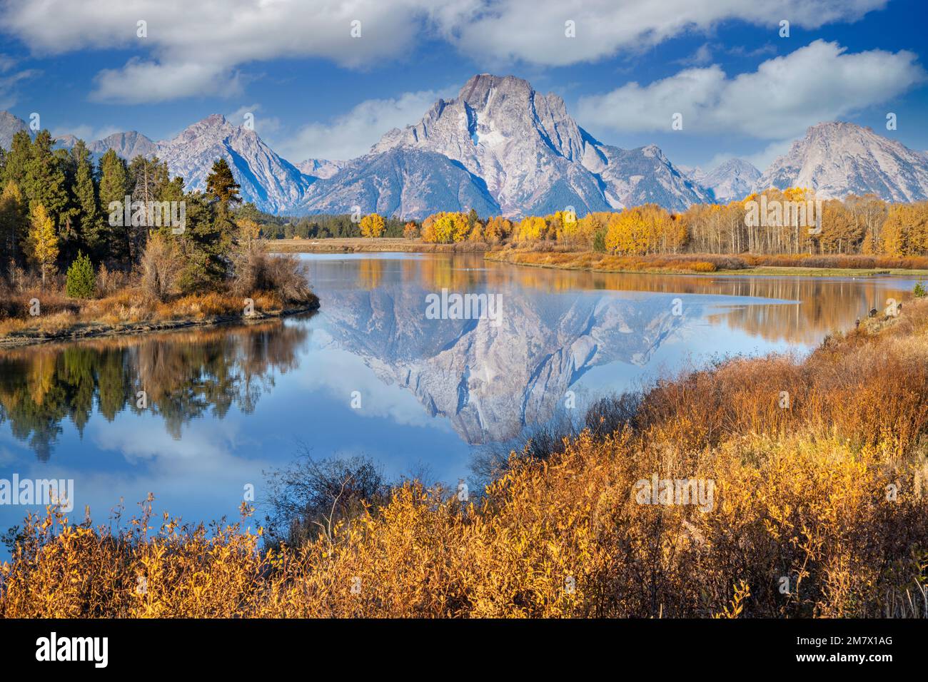 Oxbow Bend con il Monte Moran sullo sfondo e le suggestive riflessioni sul lago nel Parco Nazionale Autunno Grand Teton, Wyoming, Nord America, USA Foto Stock