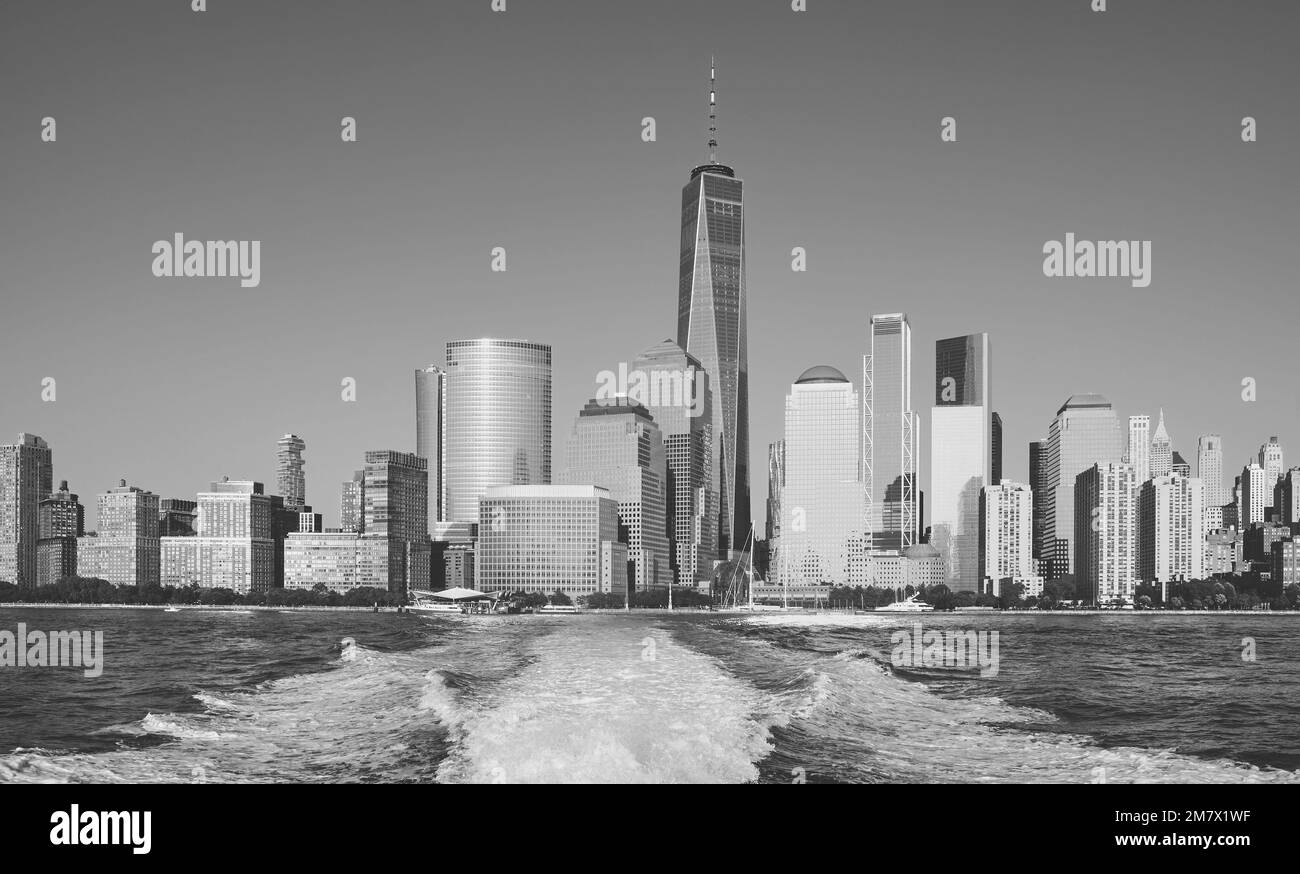 Immagine in bianco e nero del lungomare di Lower Manhattan visto da un traghetto, New York City, USA. Foto Stock