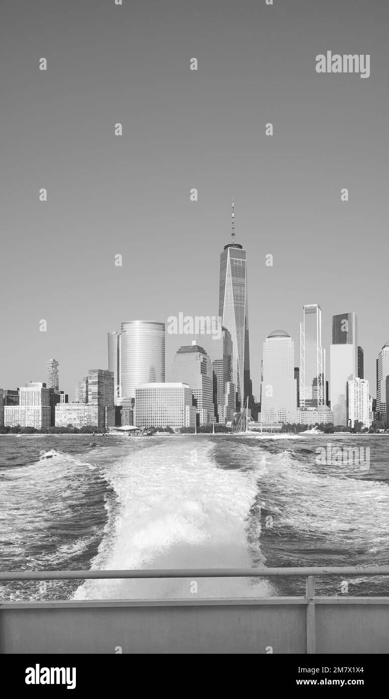 Immagine in bianco e nero del lungomare di Lower Manhattan visto da un traghetto, New York City, USA. Foto Stock