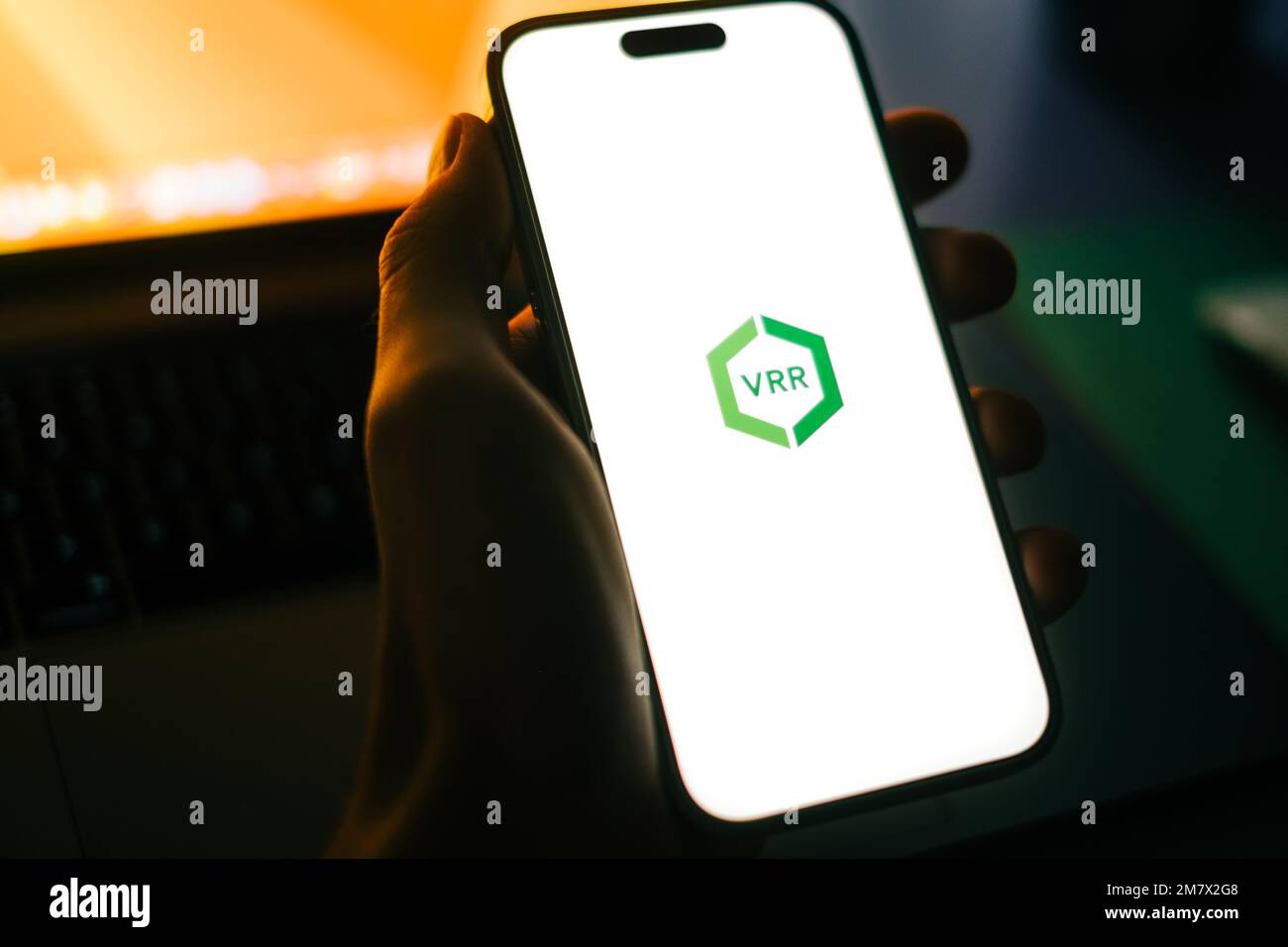 Logo Verkehrsverbund Rhein-Ruhr, uomo che utilizza l'app VRR sullo smartphone. Foto Stock