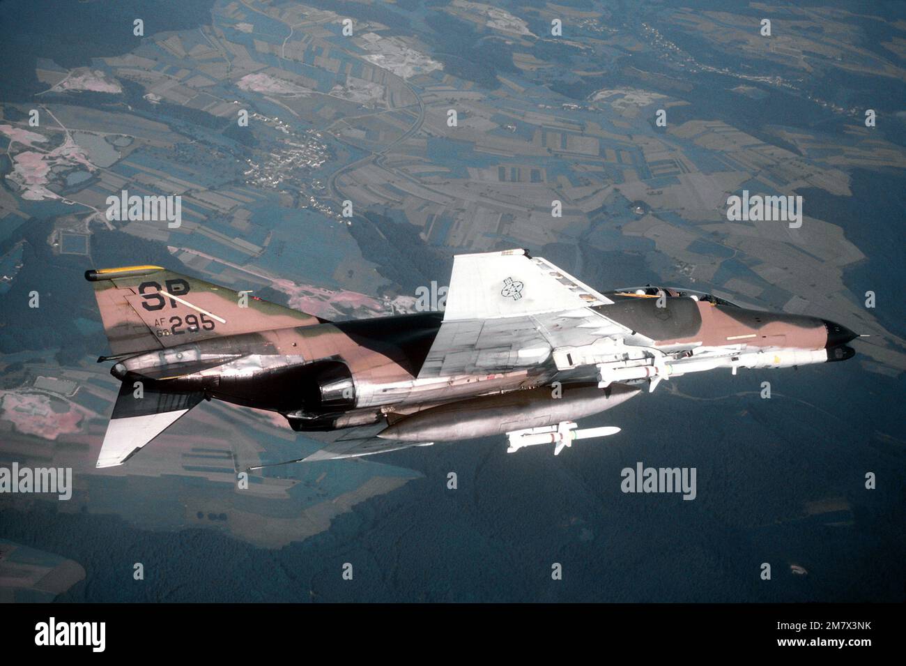 Una vista dal basso lato destro di un velivolo F-4G Phantom II a sinistra. L'aereo, proveniente dallo Squadrone Tactical Fighter 81st, 52nd Tactical Fighter Wing, trasporta un missile anti-radiazione AGM-45 Shrike. Base: Spangdahlem Air base Stato: Rheinland-Pfalz Paese: Deutschland / Germania (DEU) Foto Stock