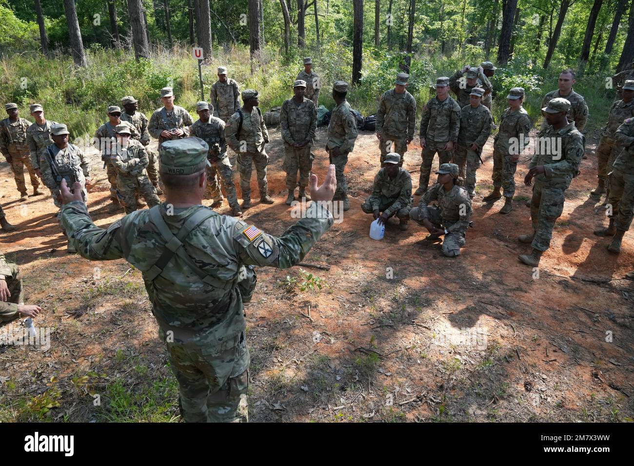 I soldati della Guardia Nazionale della Louisiana con il comando della truppa del 61st conducono l'addestramento alla navigazione terrestre durante l'addestramento annuale a Camp Shelby, Mississippi, 14 maggio 2022. La navigazione terrestre è un'abilità essenziale per tutti i soldati. Foto Stock