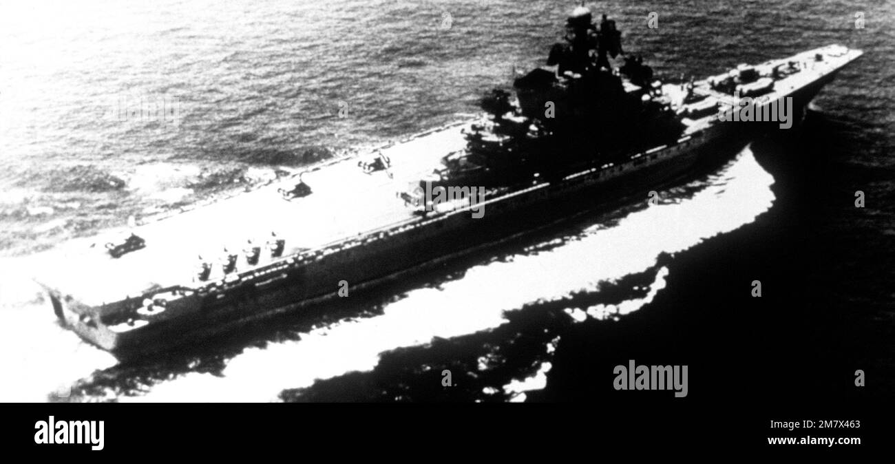 Una vista a tribordo della portaerei VSTOL sovietici (CVHG) KIEV in corso. Paese: Sconosciuto Foto Stock