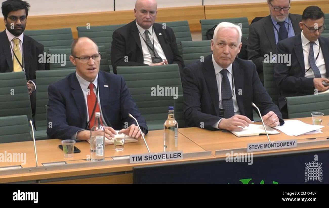 Tim Shoveller (a sinistra), capo negoziatore per Network Rail, e Steve Montgomery, presidente del Rail Delivery Group, comparso davanti al Transport Select Committee della Camera dei Comuni di Londra, per rispondere alle domande sugli scioperi ferroviari. Data immagine: Mercoledì 11 gennaio 2023. Foto Stock