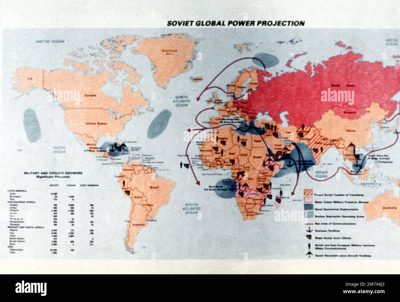 Una mappa che mostra la proiezione del potere globale sovietico. La mappa mostra le aree operative del sottomarino nucleare, le linee marittime di comunicazione, le strutture navali d'oltremare, i principali clienti di armi sovietiche, le strutture di aerei di ricognizione sovietici e molte altre strutture di potenza sovietica. FOTO per gentile concessione di Soviet Military Power Magazine. Paese: Sconosciuto Foto Stock