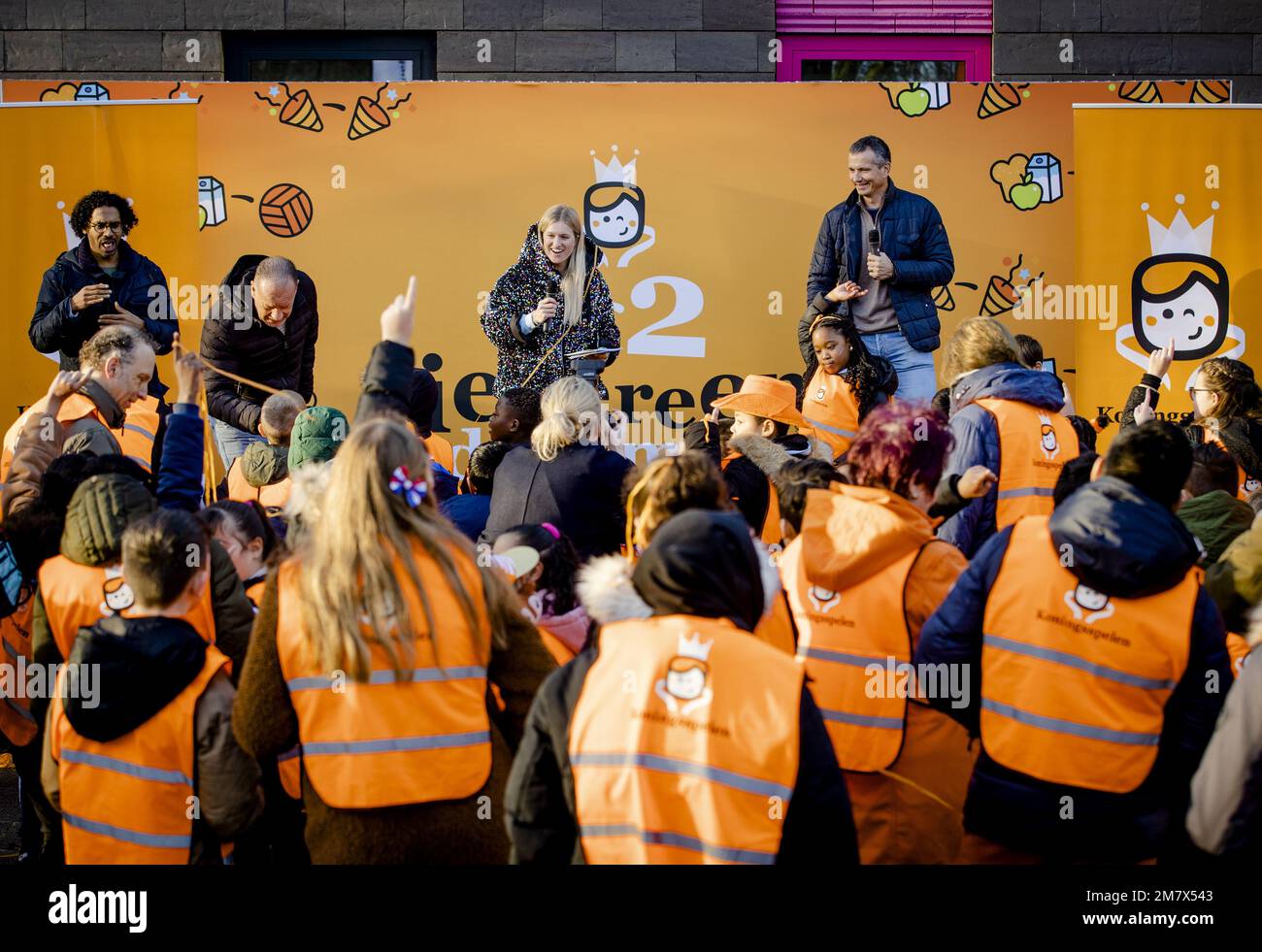 ALMERE - Ron Boszhard, Britt Dekker e iniziatore Richard Krajicek durante il segnale di partenza per le iscrizioni per le scuole per l'undicesima edizione dei Giochi del Re. I giochi sono stati concepiti nel 2013 poco prima dell'adesione al trono di re Willem-Alexander, per coinvolgere i giovani più giovani in quell'occasione e per attirare l'attenzione sul movimento, lo sport e i giochi. ANP SEM VAN DER WAL olanda fuori - belgio fuori Foto Stock