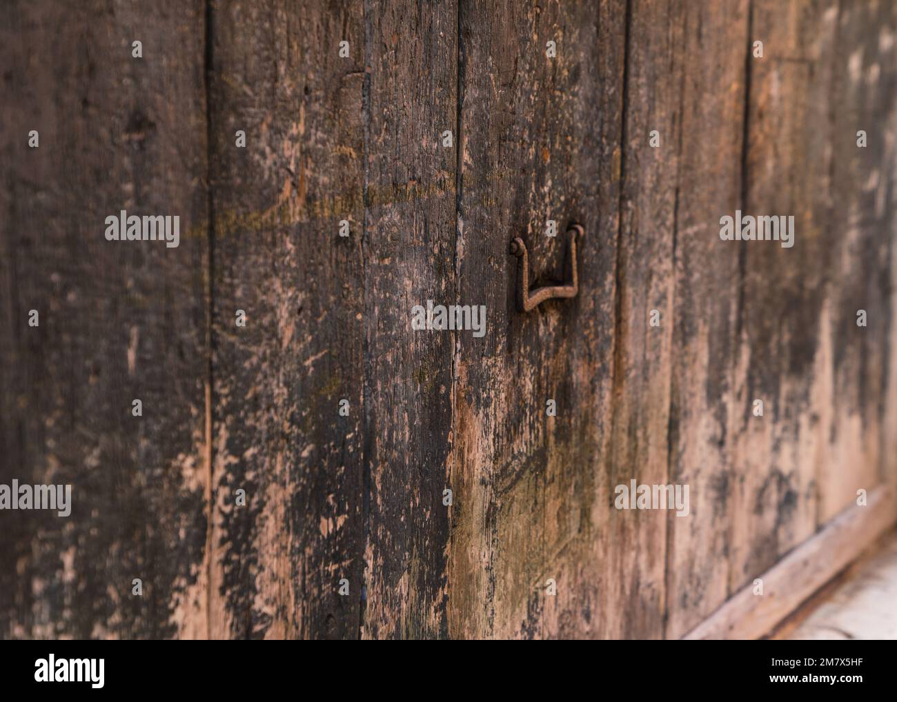 vecchio sfondo di una finestra in legno con maniglia in metallo Foto Stock